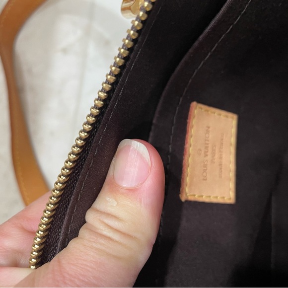 LOUIS VUITTON Monogram Vernis Rosewood Avenue Bag - Picture 5 of 15